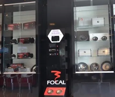 Vitrine com amplificadores e alto-falantes da Focal