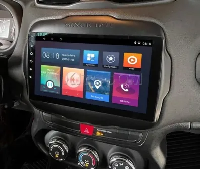 Central multimídia com tela grande no painel de um Jeep Renegade
