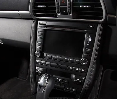 Console central de carro esportivo com o sistema de som