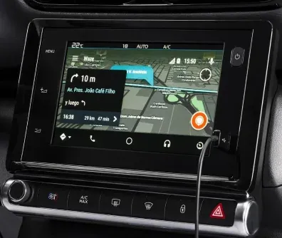 Central multimídia exibindo navegação GPS com o celular conectado