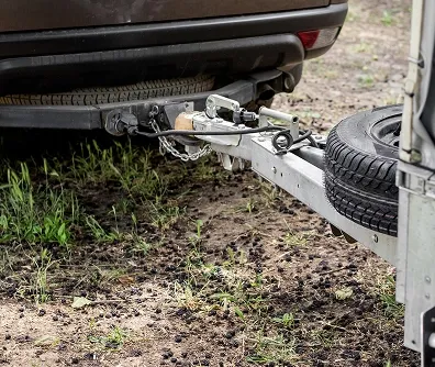 Engate de reboque instalado na traseira de um carro