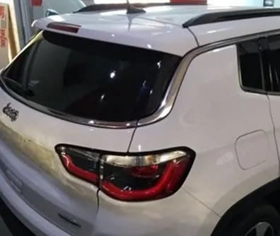 Jeep Compass branco com insulfilm nos vidros traseiros