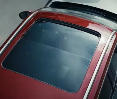 SUV vermelho com teto solar panorâmico escurecido