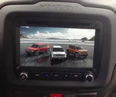 Central multimídia no painel de um Jeep Renegade