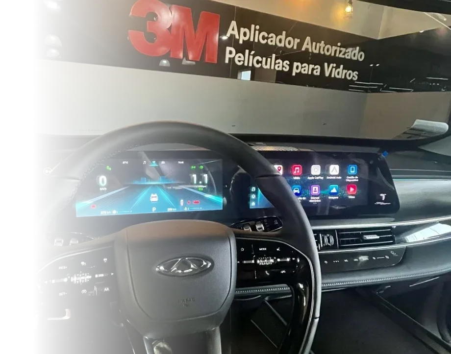 Painel de carro com central multimídia de tela dupla, em frente à parede de aplicador autorizado 3M da loja